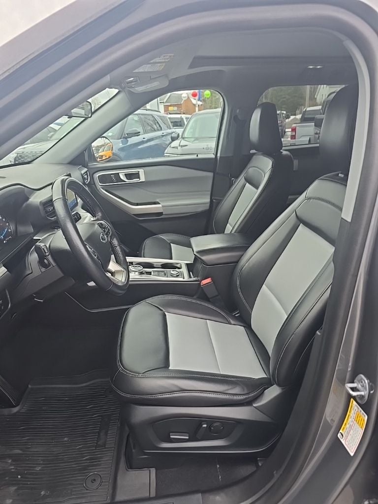 2023 Ford Explorer XLT 202A