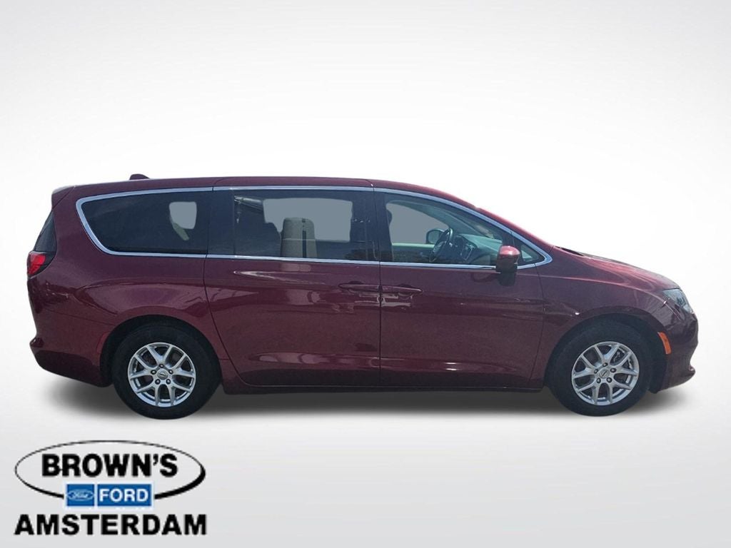 2022 Chrysler Voyager LX